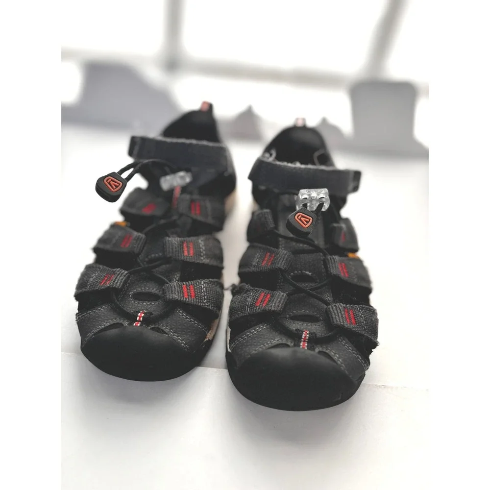 Keen Newport H2 Kids Sandals‎ Black Grey Red Bungee Strap Water Shoes Size 2